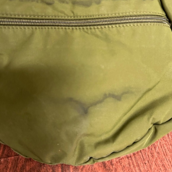 Damaged has staining 
Ameribag Healthy Back Bags Tote Olive Green - Picture 3 of 6